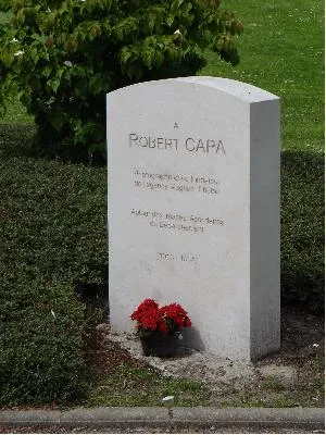Stèle commémorative Robert CAPA à Bayeux