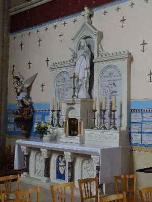 Monument aux Morts église Saint-André à Port-en-Bessin-Huppain