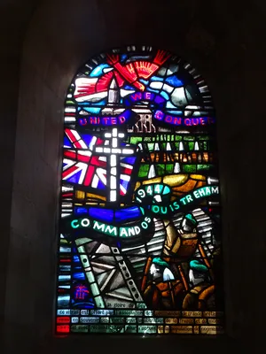 Vitrail Commandos britanniques dans l'Église Saint-Samson de Ouistreham