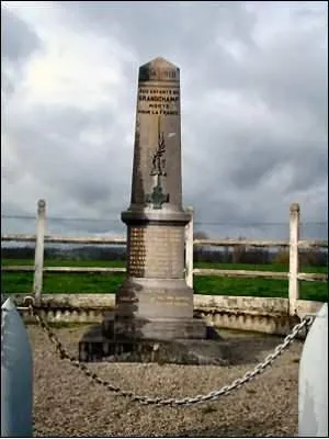 Monument aux morts de Grandchamp-le-Château