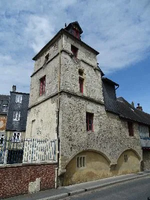 Tour carrée de la rue Paul-Banaston de Lisieux
