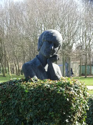 Statue de Françoise Sagan à Honfleur