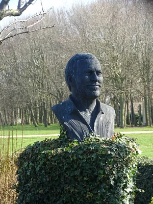 Statue de Michel Serrault à Honfleur