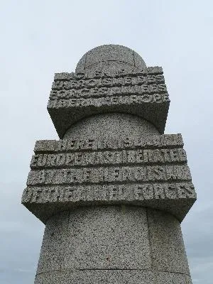 Monument aux Forces alliées à Port-en-Bessin-Huppain