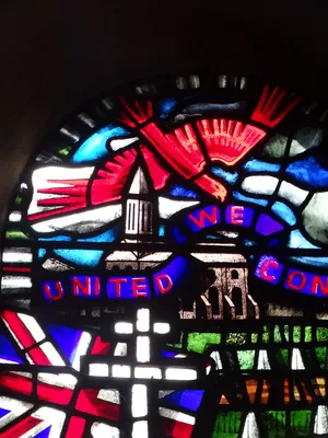 Vitrail Commandos britanniques dans l'Église Saint-Samson de Ouistreham
