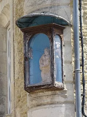 Statue de la Vierge à Saint-Pierre-en-Auge