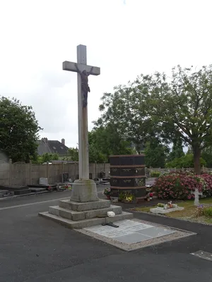 Croix du cimetière de Villers-Bocage