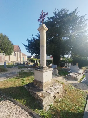 Croix de l'Église Saint-Pierre à Biéville-Beuville