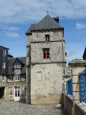 Tour carrée de la rue Paul-Banaston de Lisieux