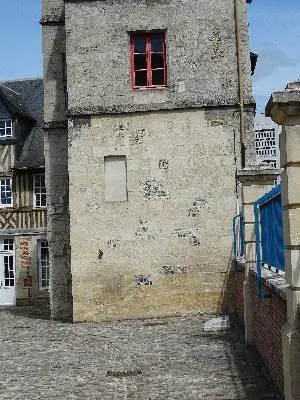 Tour carrée de la rue Paul-Banaston de Lisieux