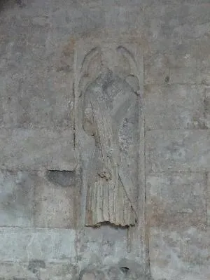 Demi-relief (dalle funéraire) : Chevalier dans la Cathédrale Saint-Pierre de Lisieux