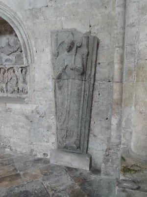 Dalle funéraire : évêque Jean 1er dans la Cathédrale Saint-Pierre de Lisieux