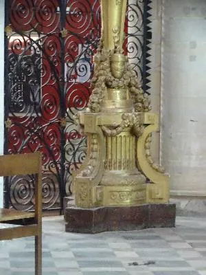 Chandelier pascal de l'Église Saint-Étienne de Caen