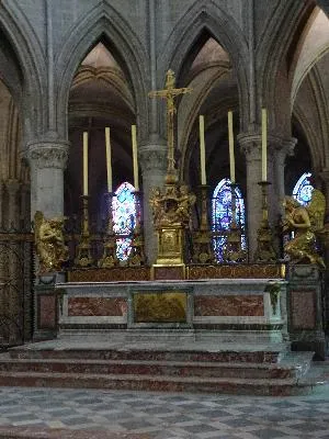Déposition de croix du maître-autel de l'Église Saint-Étienne de Caen