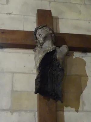 Fragment de statue : Christ en croix dans l'Église Saint-Jean de Caen