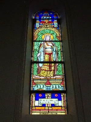 Vitrail Baie D : Sainte Clotilde dans l'église Saint-Pierre d'Équemauville