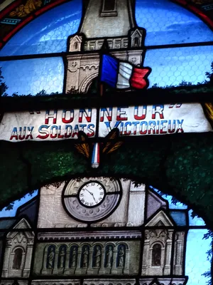 Vitrail Baie 5 : Le retour de la Grande Guerre dans l'Église Saint-Augustin de Deauville