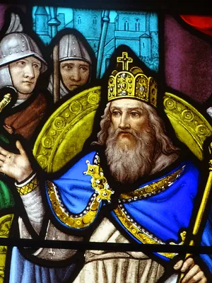 Vitrail Baie 00 : Charlemagne rendant la justice dans l'Église Saint-Denis à Cambremer