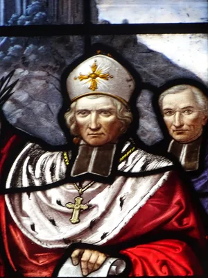 Vitrail Baie 3 : Saint-Denis et le cardinal Guibert dans l'Église Saint-Denis à Cambremer