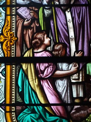 Vitrail Baie 4 : Saint-Denis prêchant (IIIe siècle) dans l'Église Saint-Denis à Cambremer