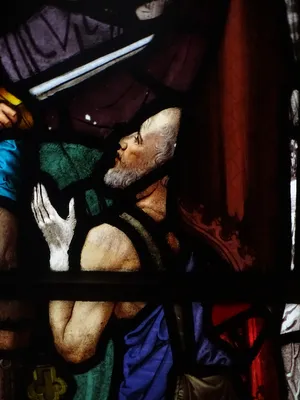 Vitrail Baie 5 : Saint-Martin partageant son manteau dans l'Église Saint-Denis à Cambremer