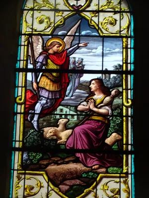 Vitrail Baie 6 : Sainte-Jeanne-d'Arc avec l'Archange Saint-Michel dans l'Église Saint-Denis à Cambremer