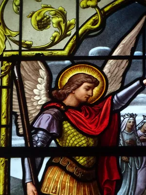 Vitrail Baie 6 : Sainte-Jeanne-d'Arc avec l'Archange Saint-Michel dans l'Église Saint-Denis à Cambremer