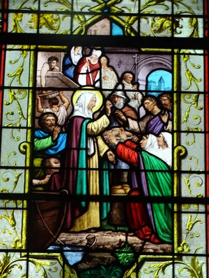 Vitrail Baie 9 : Sainte-Geneviève nourrissant les parisiens dans l'Église Saint-Denis à Cambremer