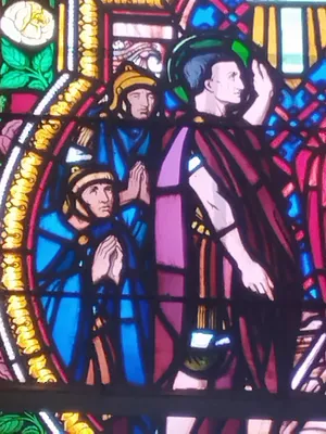 Vitrail Baie 12 : St Georges patron des soldats défend la Foi dans l'Église Notre-Dame de Litteau