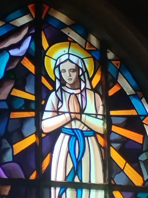 Vitrail Baie 4 de l'Église de la Nativité-de-Notre-Dame à Hérouvillette