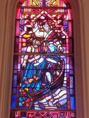 Vitrail Baie 1 : La Pêche miraculeuse dans la Chapelle Saint-Joseph du Hôme à Varaville
