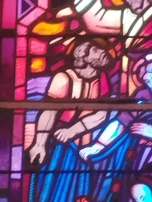 Vitrail Baie 1 : La Pêche miraculeuse dans la Chapelle Saint-Joseph du Hôme à Varaville