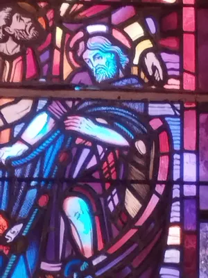 Vitrail Baie 1 : La Pêche miraculeuse dans la Chapelle Saint-Joseph du Hôme à Varaville