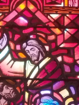 Vitrail Baie 1 : La Pêche miraculeuse dans la Chapelle Saint-Joseph du Hôme à Varaville