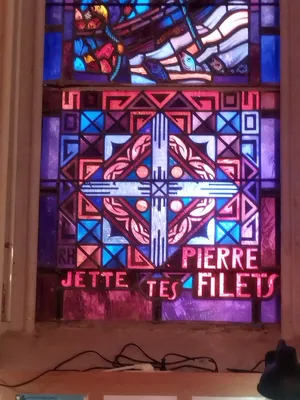 Vitrail Baie 1 : La Pêche miraculeuse dans la Chapelle Saint-Joseph du Hôme à Varaville