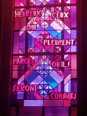 Vitrail Baie 4 : Heureux ceux qui pleurent, car ils seront consolés dans la Chapelle Saint-Joseph du Hôme à Varaville
