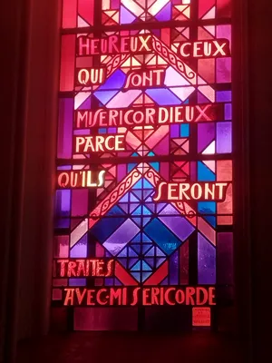 Vitrail Baie 6 : Heureux ceux qui sont Miséreux... dans la Chapelle Saint-Joseph du Hôme à Varaville