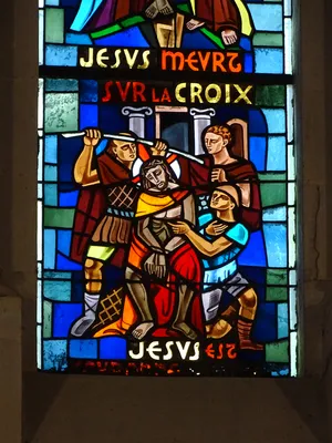 Vitrail Baie 0 : Jésus est flagélé, Jésus meurt sur la croix dans la Chapelle du Petit Lourdes à Hérouville-Saint-Clair