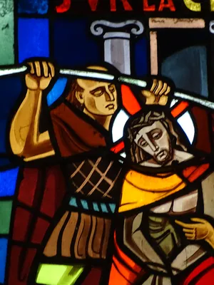 Vitrail Baie 0 : Jésus est flagélé, Jésus meurt sur la croix dans la Chapelle du Petit Lourdes à Hérouville-Saint-Clair