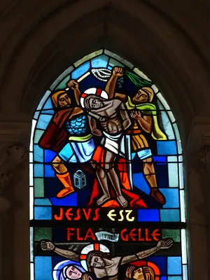 Vitrail Baie 0 : Jésus est flagélé, Jésus meurt sur la croix dans la Chapelle du Petit Lourdes à Hérouville-Saint-Clair