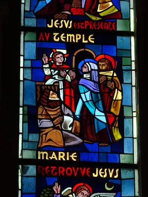 Vitrail Baie 1 : Jésus est présenté au Temple, Marie retrouve Jésus... dans la Chapelle du Petit Lourdes à Hérouville-Saint-Clair