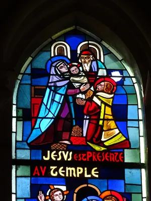 Vitrail Baie 1 : Jésus est présenté au Temple, Marie retrouve Jésus... dans la Chapelle du Petit Lourdes à Hérouville-Saint-Clair
