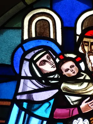 Vitrail Baie 1 : Jésus est présenté au Temple, Marie retrouve Jésus... dans la Chapelle du Petit Lourdes à Hérouville-Saint-Clair