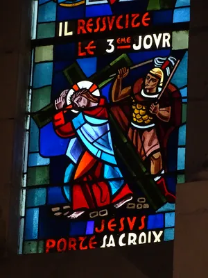 Vitrail Baie 2 : Jésus monte au ciel, Il ressuscite, Jésus porte sa croix dans la Chapelle du Petit Lourdes à Hérouville-Saint-Clair