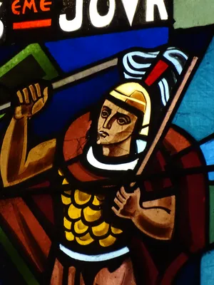 Vitrail Baie 2 : Jésus monte au ciel, Il ressuscite, Jésus porte sa croix dans la Chapelle du Petit Lourdes à Hérouville-Saint-Clair