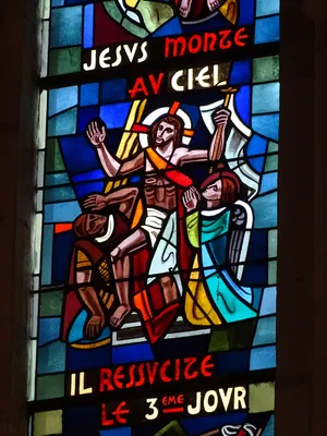 Vitrail Baie 2 : Jésus monte au ciel, Il ressuscite, Jésus porte sa croix dans la Chapelle du Petit Lourdes à Hérouville-Saint-Clair