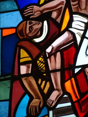 Vitrail Baie 2 : Jésus monte au ciel, Il ressuscite, Jésus porte sa croix dans la Chapelle du Petit Lourdes à Hérouville-Saint-Clair