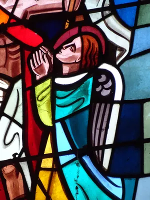Vitrail Baie 2 : Jésus monte au ciel, Il ressuscite, Jésus porte sa croix dans la Chapelle du Petit Lourdes à Hérouville-Saint-Clair