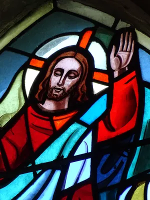 Vitrail Baie 2 : Jésus monte au ciel, Il ressuscite, Jésus porte sa croix dans la Chapelle du Petit Lourdes à Hérouville-Saint-Clair