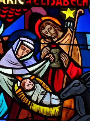 Vitrail Baie 3 : L'Annonce faite à Marie, Visitation de Marie à Élisabeth... dans la Chapelle du Petit Lourdes à Hérouville-Saint-Clair